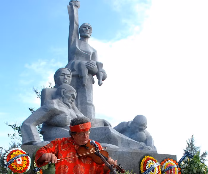 Tiếng vĩ cầm nổi tiếng tại Sơn Mỹ của cựu binh Mike Boehm. Tiếng vĩ cầm nổi tiếng tại Sơn Mỹ của cựu binh Mike Boehm.