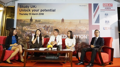 Anh Lê Tuấn Bình (phải) trong buổi chia sẻ trải nghiệm giáo dục tại Anh.