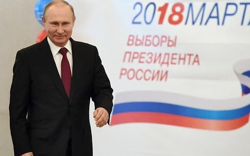  Tổng thống Nga Putin tại một điểm bỏ phiếu ở Moscow. Ảnh: AP