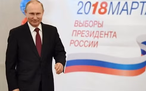  Tổng thống Nga Putin tại một điểm bỏ phiếu ở Moscow. Ảnh: AP