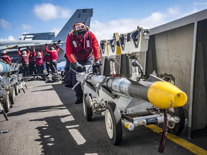 Vận chuyển tên lửa trên tàu sân bay