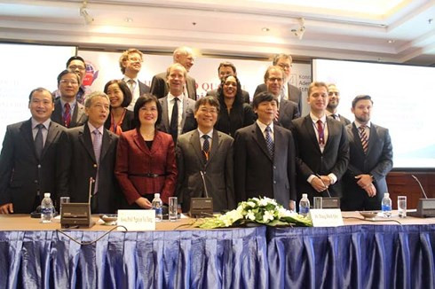 Đại sứ Bùi Thế Giang (thứ 2 từ trái sang) cùng các đại biểu tham dự hội thảo. Đại sứ Bùi Thế Giang (thứ 2 từ trái sang) cùng các đại biểu tham dự hội thảo.