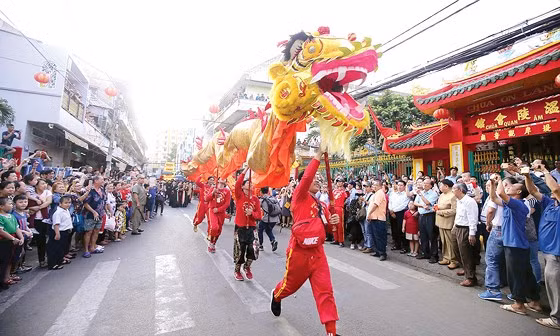 Biểu diễn Lân, Sư, Rồng trên đường phố.