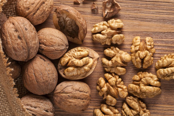 Hạt óc chó có chứa axit béo omega 3 có tác dụng bảo vệ tim và giữ gìn sức khỏe cho não, đặc biệt có tác dụng giảm cholesterol trong máu, tăng cường hiệu quả giảm cân. Hạt óc chó có chứa axit béo omega 3 có tác dụng bảo vệ tim và giữ gìn sức khỏe cho não, đặc biệt có tác dụng giảm cholesterol trong máu, tăng cường hiệu quả giảm cân.