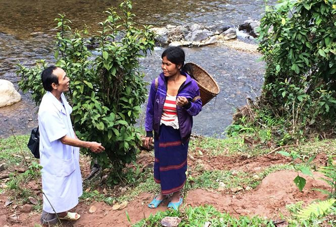 Bác sĩ Trịnh Đức Thiện tuyên truyền, vận động người dân đến trạm y tế khám chữa bệnh. Bác sĩ Trịnh Đức Thiện tuyên truyền, vận động người dân đến trạm y tế khám chữa bệnh.