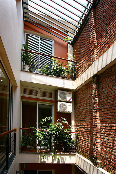 Giếng trời đem lại nhiều lợi ích cho nhà ống nhưng cần thiết kế cẩn thận để tránh gây tác hại về sau. Ảnh minh họa: Hà Thành. 