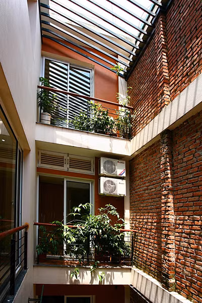 Giếng trời đem lại nhiều lợi ích cho nhà ống nhưng cần thiết kế cẩn thận để tránh gây tác hại về sau. Ảnh minh họa: Hà Thành. 