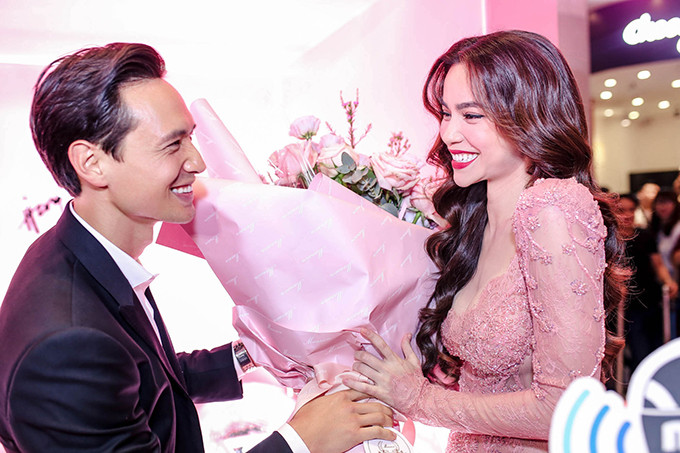  Kim Lý có mặt rất sớm để đến cổ vũ và chúc mừng cho dự án mới của người yêu.