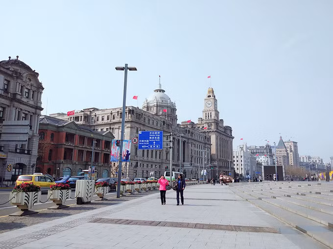 Ở Thượng Hải bạn hoàn toàn có thể đi tham quan theo chủ đề riêng, chẳng hạn muốn mua sắm thì đến phố Nam Kinh, Hoài Hải Lộ, Ngũ Giác Trường, Hoàn Cầu Cảng…