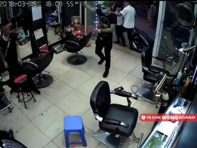 Nhóm côn đồ xông vào tiệm tóc.