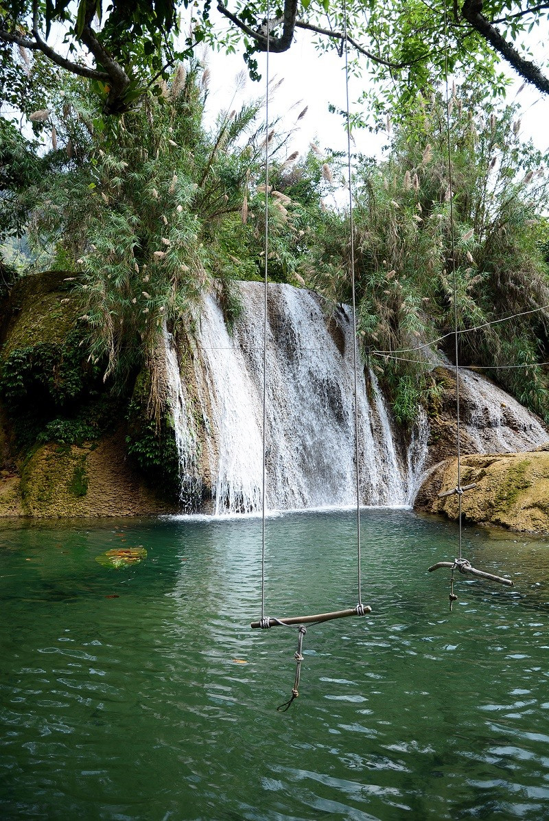 Thác Mơ trong xanh, thanh bình. Thác Mơ trong xanh, thanh bình.