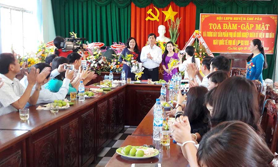  Toàn cảnh buổi tọa đàm-gặp mặt. Ảnh: Đ.Y