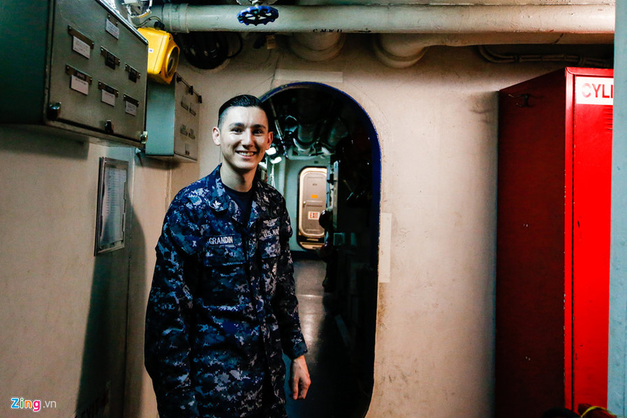 Thủy thủ Grandin, 27 tuổi, đã theo tàu 3 năm. Anh cho biết anh đã kết hôn và có một con trai. "Tôi yêu thích cuộc sống trên tàu. Đây là lần đầu tiên tôi đến Việt Nam. Khí hậu ở Đà Nẵng rất dễ chịu", Grandin nói với Zing.vn. Anh nói anh rất nhớ con trai nhưng chưa biết khi nào mới có thể về thăm nhà. Thủy thủ Grandin, 27 tuổi, đã theo tàu 3 năm. Anh cho biết anh đã kết hôn và có một con trai.