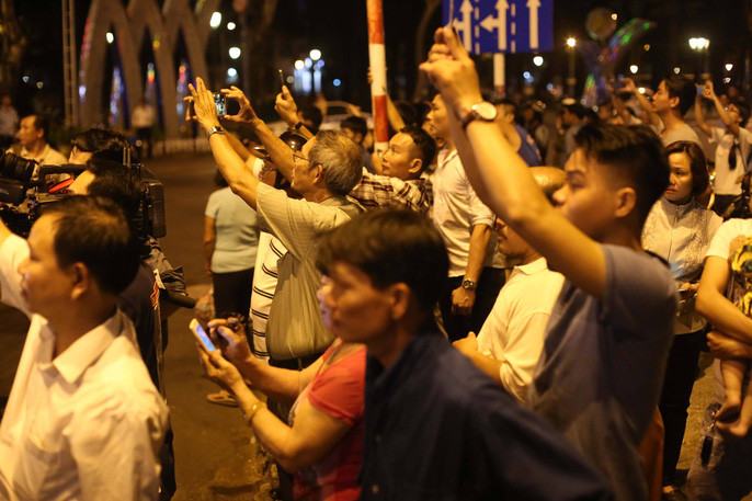  Đông đảo người dân TP HCM tập trung trước cổng Hội trường Thống Nhất