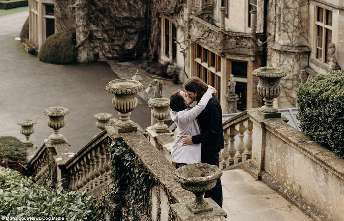 Làm việc cho blog Monalogue của chính mình là công việc toàn thời gian của cặp đôi này - ẢNh: Daily mail