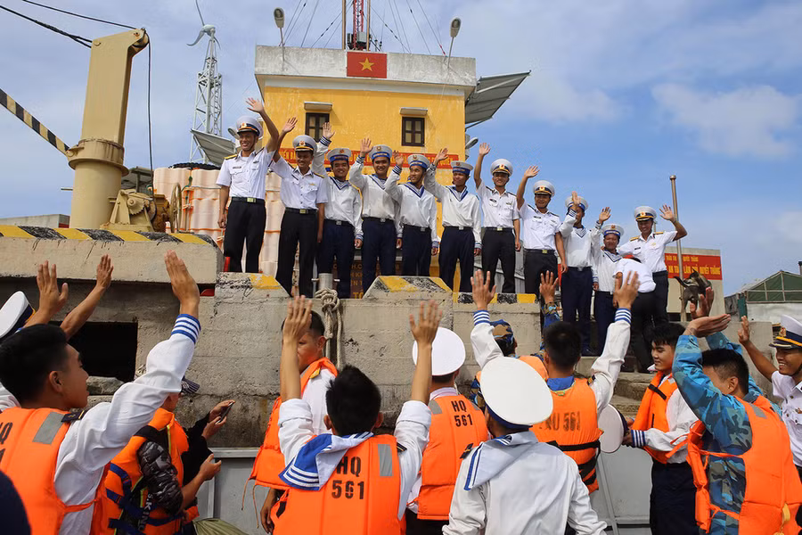 Chia tay đồng đội - ẢNH: TRẦN THÀNH