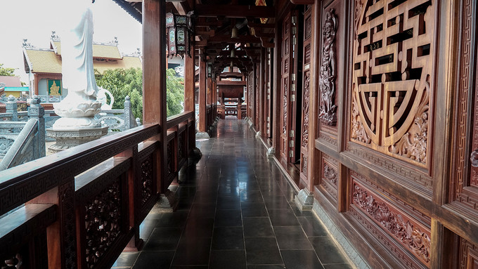 Sau khi được ban Sắc tứ xây dựng (một tấm vải màu vàng ghi lại lệnh của vua), Hoàng hậu Nam Phương (vợ vua Bảo Đại) được chỉ định giám sát quá trình thực hiện. Chùa ban đầu chỉ xây nhà giảng và phần hậu tổ, đến năm 1953 thì xây thêm chánh điện. Sau khi được ban Sắc tứ xây dựng (một tấm vải màu vàng ghi lại lệnh của vua), Hoàng hậu Nam Phương (vợ vua Bảo Đại) được chỉ định giám sát quá trình thực hiện. Chùa ban đầu chỉ xây nhà giảng và phần hậu tổ, đến năm 1953 thì xây thêm chánh điện.