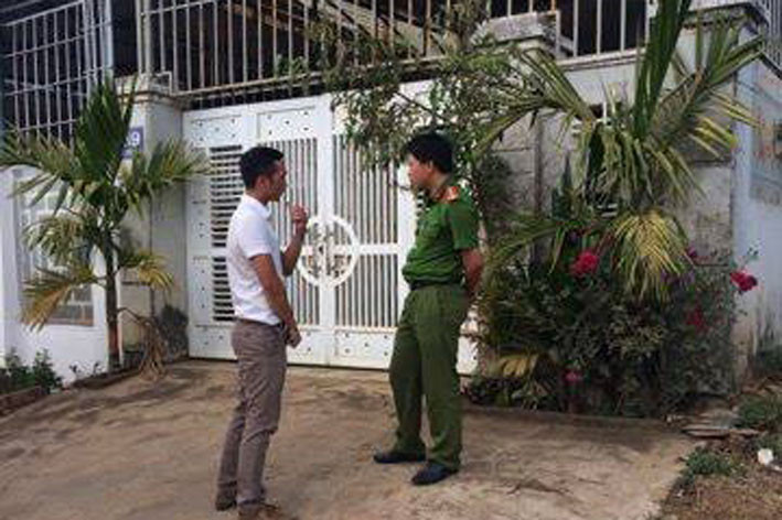 Cơ quan điều tra (PC45) thi hành lệnh bắt tạm giam tại nhà riêng của đối trượng. Ảnh: N.T 