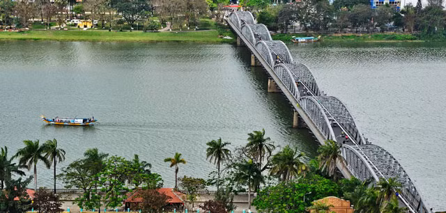 Ban đầu, cầu không có lối dành cho người đi bộ. Mặt cầu được lát bằng ván lim. Ảnh: Lengoclong8513.