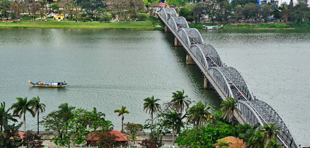 Ban đầu, cầu không có lối dành cho người đi bộ. Mặt cầu được lát bằng ván lim. Ảnh: Lengoclong8513.