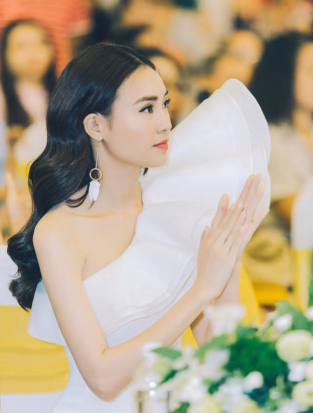 Ngoài việc sở hữu một gia tài điện ảnh đáng nể, nữ diễn viên “Cô Ba Sài Gòn” còn đủ sức “hút hồn” người đối diện bởi vẻ đẹp sắc sảo, gợi cảm cùng gu thời trang đẳng cấp. Cô là ví dụ điển hình khi thay đổi hình tượng mong manh, thanh thoát để đến với những chuẩn mực của một cô nàng quý phái và trưởng thành hơn.