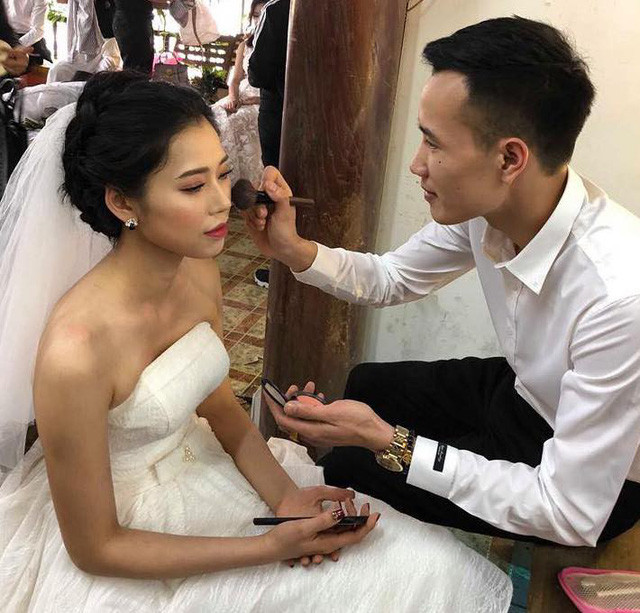  Chú rể trang điểm cho cô dâu Bích Ngọc khi chụp ảnh cưới - Ảnh do nhân vật cung cấp