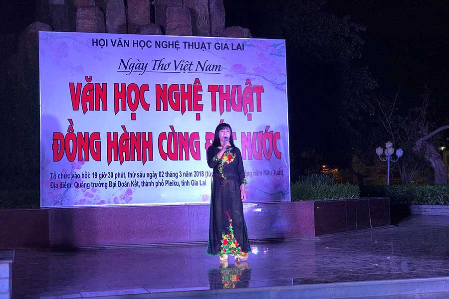  Th.s Nhan Thị Hằng Nga với giọng ngâm thơ đầy xúc cảm trong bài thơ Nguyên tiêu của Chủ tịch Hồ Chí Minh