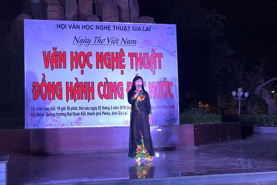  Th.s Nhan Thị Hằng Nga với giọng ngâm thơ đầy xúc cảm trong bài thơ Nguyên tiêu của Chủ tịch Hồ Chí Minh