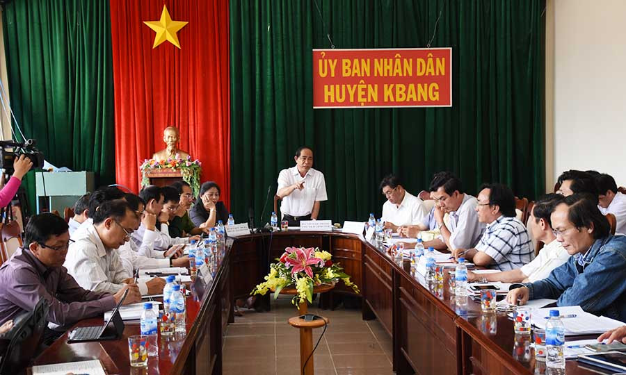  Đoàn công tác làm việc với tập thể lãnh đạo huyện Kbang. Ảnh: M.N