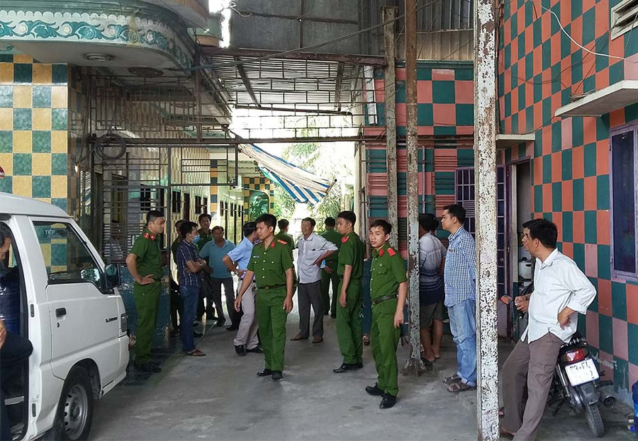 Công an có mặt tại nhà trọ để khám nghiệm hiện trường. Công an có mặt tại nhà trọ để khám nghiệm hiện trường.
