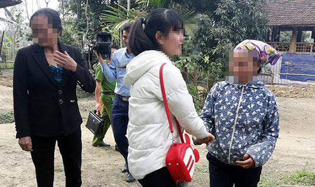 Cô gái sau hơn 1 năm bị lừa bán được giải cứu đưa về với gia đinh. Cô gái sau hơn 1 năm bị lừa bán được giải cứu đưa về với gia đinh,.
