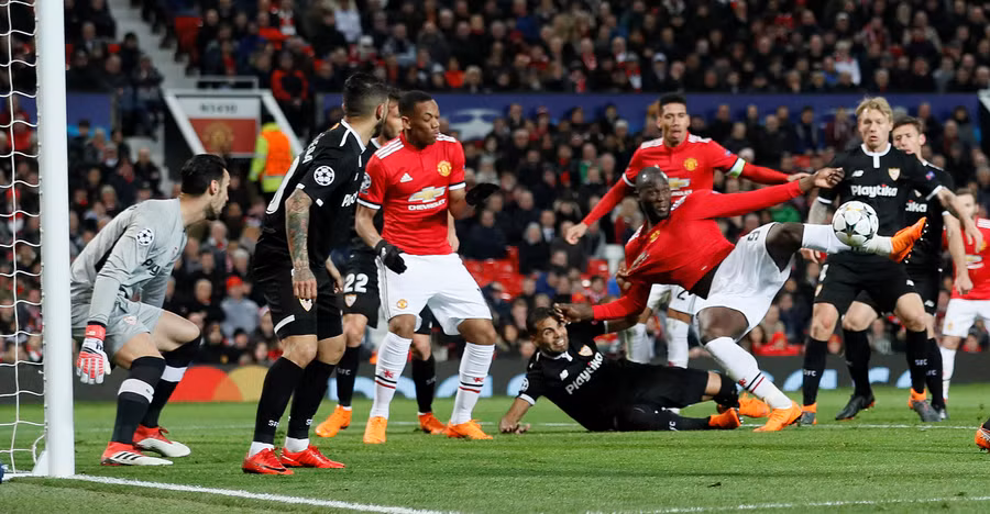  Lukaku ghi bàn rút ngắn tỉ số cho M.U. Ảnh: REUTERS