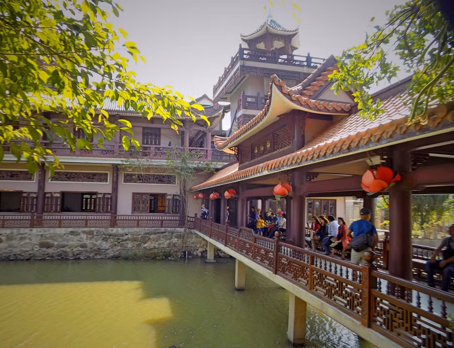 Du khách nghỉ chân khi đến vãn cảnh chùa.