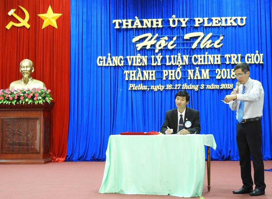  Phần thi trả lời câu hỏi phụ tại hội thi. Ảnh: T.N