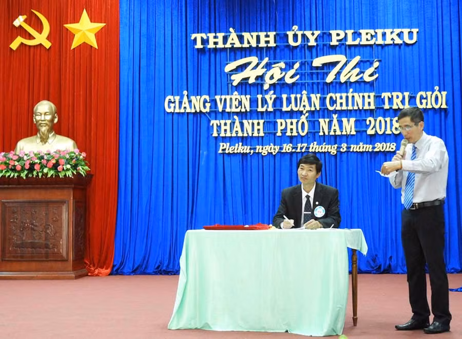  Phần thi trả lời câu hỏi phụ tại hội thi. Ảnh: T.N