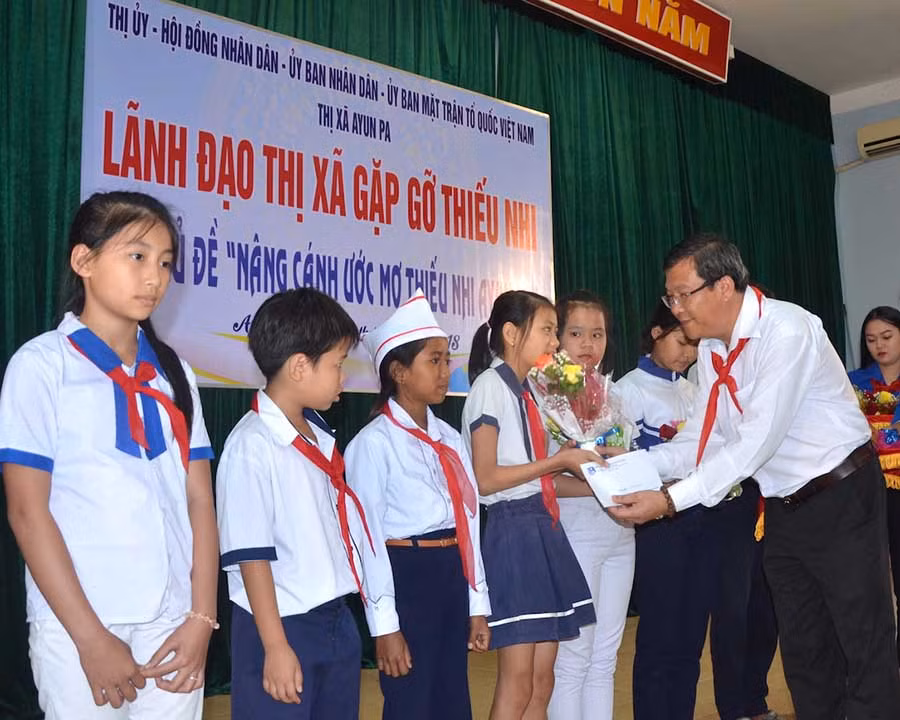 Bí thư Thị ủy Ayun Pa Thái Thanh Bình trao học bổng cho 15 học sinh có thành tích xuất sắc trong học tập. Ảnh: Đức Phương