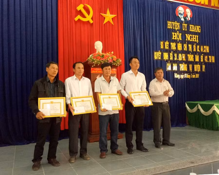  Các cá nhân được khen thưởng tại hội nghị. Ảnh: Hà Duyệt