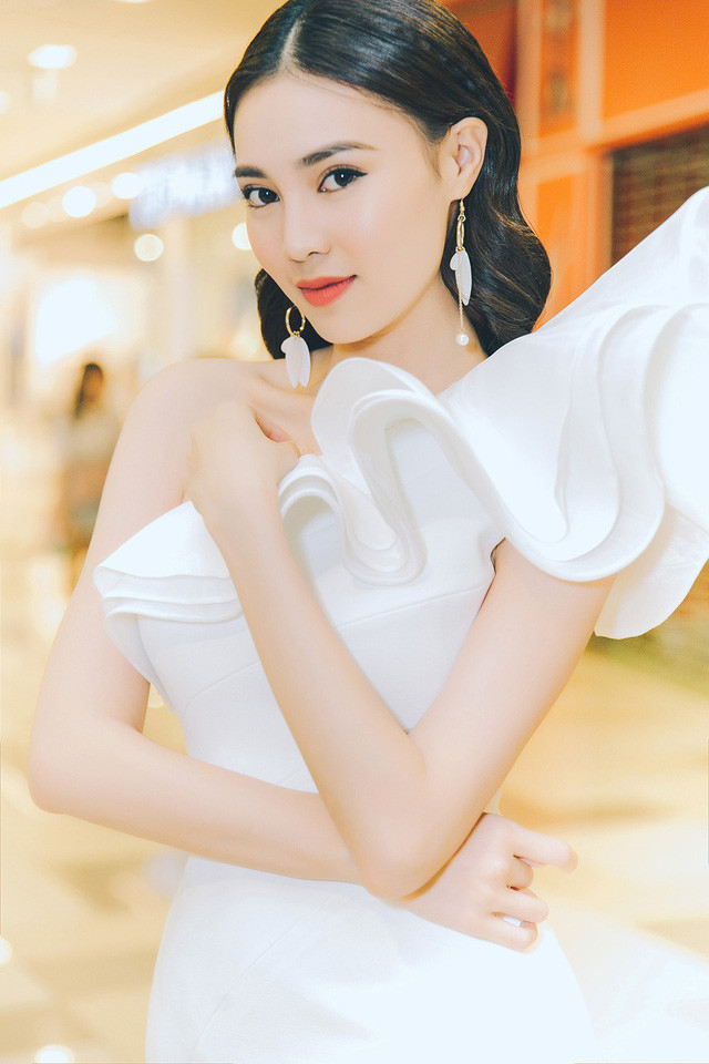  Điểm nhấn của bộ trang phục chính là phần vai chéo hiện đại kết hợp chi tiết tạo phom 3D ấn tượng của phần cầu vai.