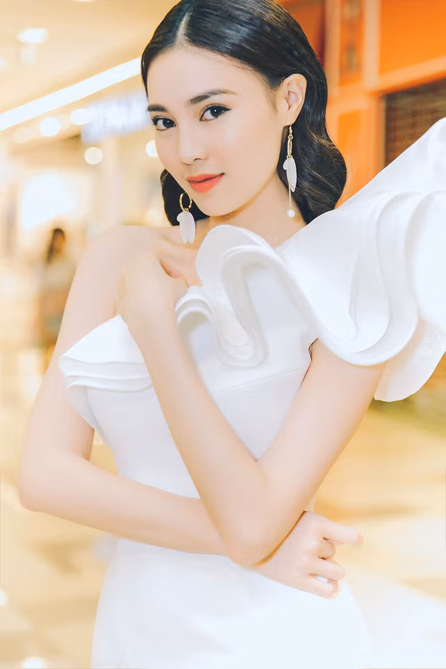  Điểm nhấn của bộ trang phục chính là phần vai chéo hiện đại kết hợp chi tiết tạo phom 3D ấn tượng của phần cầu vai.