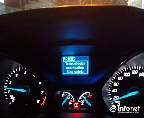 Chiếc xe Ford Focus ông Bình vừa mua báo lỗi. Chiếc xe Ford Focus ông Bình vừa mua báo lỗi.