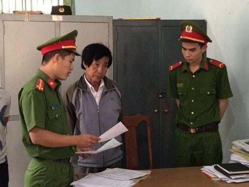 Ông Huỳnh Bê bị bắt tạm giam để làm rõ hành vi nhận tiền - lo chỗ dạy. Ông Huỳnh Bê bị bắt tạm giam để làm rõ hành vi nhận tiền - lo chỗ dạy.
