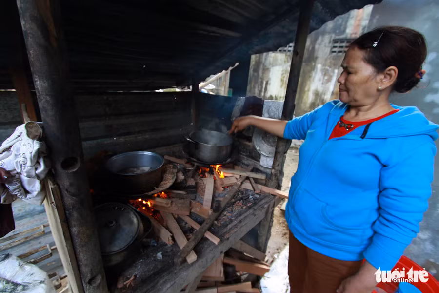 Từ cuối giờ chiều, bà Cảnh đã rim sẵn tôm thịt để sáng sớm hôm sau nấu nước nhưn mì. Từ cuối giờ chiều, bà Cảnh đã rim sẵn tôm thịt để sáng sớm hôm sau nấu nước nhưn mì.