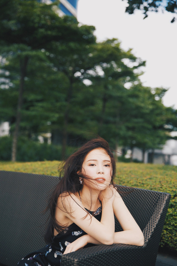  Không khí mùa nóng luôn thích hợp để trưng diện các kiểu trang phục khai thác vẻ đẹp gợi cảm, vì lẽ đó mà các nhà mốt Việt nhanh chóng cho ra nhiều bộ sưu tập mới. Nếu sở hữu một bờ vai thon và làn da trắng sáng thì các kiểu váy hai dây mảnh dẻ sẽ là trang phục giúp bạn khoe ưu điểm.