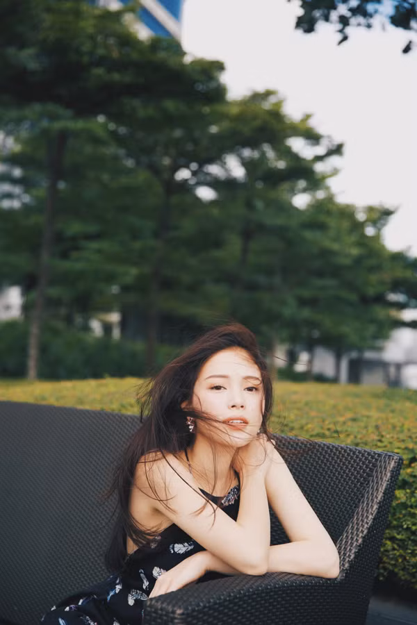  Không khí mùa nóng luôn thích hợp để trưng diện các kiểu trang phục khai thác vẻ đẹp gợi cảm, vì lẽ đó mà các nhà mốt Việt nhanh chóng cho ra nhiều bộ sưu tập mới. Nếu sở hữu một bờ vai thon và làn da trắng sáng thì các kiểu váy hai dây mảnh dẻ sẽ là trang phục giúp bạn khoe ưu điểm.