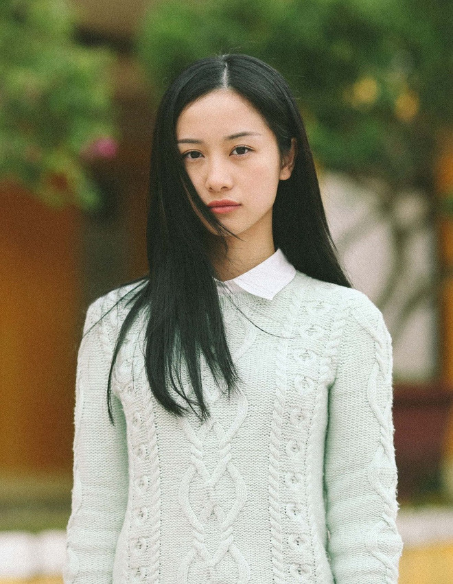 Khác hẳn vẻ lạnh lùng trong Tháng năm rực rỡ, Jun Vũ ngoài đời khá cá tính và có phần phá cách