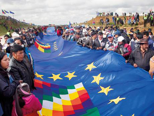 Dải quốc kỳ dài hơn 200 km nối 2 quảng trường trung tâm của thủ đô La Paz và thành phố Oruro.