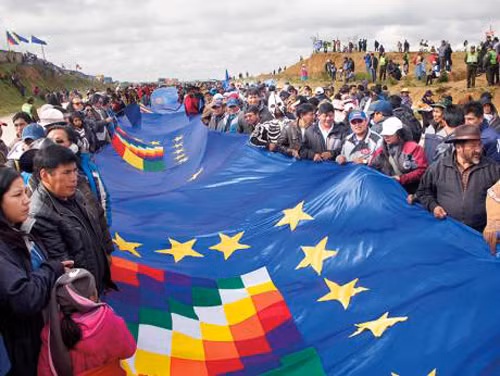 Dải quốc kỳ dài hơn 200 km nối 2 quảng trường trung tâm của thủ đô La Paz và thành phố Oruro.