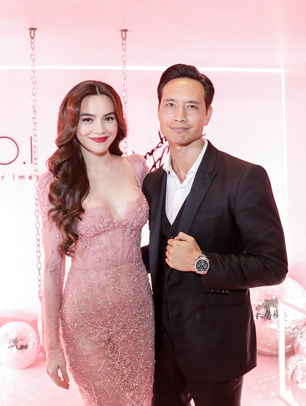  Hồ Ngọc Hà chia sẻ, trong gần một năm cô đã không ngại tự 'làm vật thí nghiệm' để chọn ra những màu son mà bản thân tâm đắc nhất. Đó là các sản phẩm có chất son dễ đánh và màu sắc đa dạng, phù hợp với mọi độ tuổi, mọi tông da.