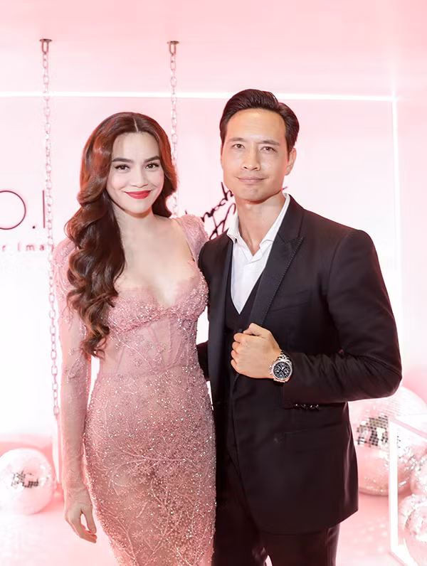 Hồ Ngọc Hà chia sẻ, trong gần một năm cô đã không ngại tự 'làm vật thí nghiệm' để chọn ra những màu son mà bản thân tâm đắc nhất. Đó là các sản phẩm có chất son dễ đánh và màu sắc đa dạng, phù hợp với mọi độ tuổi, mọi tông da. Hồ Ngọc Hà chia sẻ, trong gần một năm cô đã không ngại tự 'làm vật thí nghiệm' để chọn ra những màu son mà bản thân tâm đắc nhất. Đó là các sản phẩm có chất son dễ đánh và màu sắc đa dạng, phù hợp với mọi độ tuổi, mọi tông da.