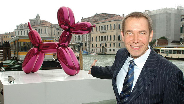 Jeff Koons và một phiên bản khác của Balloon dog - Ảnh: Công ty Jeff Koons  Jeff Koons và một phiên bản khác của Balloon dog - Ảnh: Công ty Jeff Koons